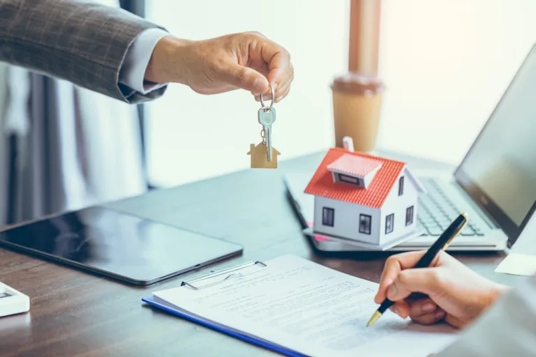Real estate agent or real estate agent was holding the key to the new landlord, tenant or rental.